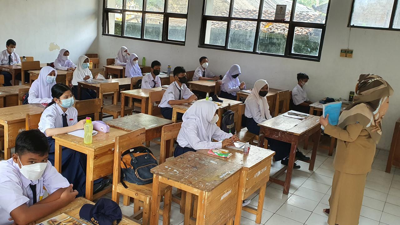 Siswa SMP Negeri 1 Depok mulai mengikuti pelaksanaan PTM Terbatas, Senin (4/10/2021).
