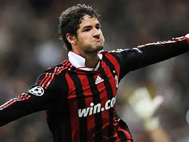 Gaya selebrasi penyerang AC Milan, Alexandre Pato setelah menjebol gawang Real Madrid dalam lanjutan penyisihan Liga Champions Grup C di Santiago Bernabeu, Madrid, 21 Oktober 2009. AFP PHOTO/JAVIER SORIANO