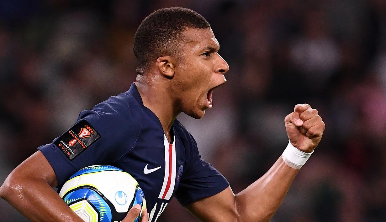 Striker PSG, Kylian Mbappe, merayakan gol yang dicetaknya ke gawang Rennes pada laga Piala Super Prancis di Stadion Shenzhen, China, Sabtu (3/8). PSG menang 2-1 atas Rennes. (AFP/Franck Fife)