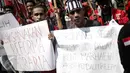 Massa GMNI menuntut pemerintah untuk merebut Freeport dari tangan asing saat aksi bela Indonesia di Kantor PT. Freeport Indonesia, Jakarta, Jumat (24/2). (Liputan6.com/Faizal Fanani)