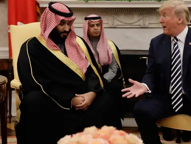 Presiden AS, Donald Trump bertemu dengan Putra mahkota Arab Saudi, Pangeran Mohammad bin Salman di Gedung Putih, Washington, Selasa (20/3). Ini kunjungan kedua Pangeran Mohammed ke Gedung Putih selama era pemerintahan Trump. (AP Photo/Evan Vucci)