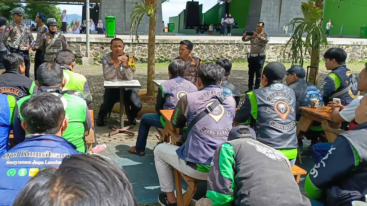 Pengemudi ojol curhat ke Direktur Ditlantas Polda Jabar