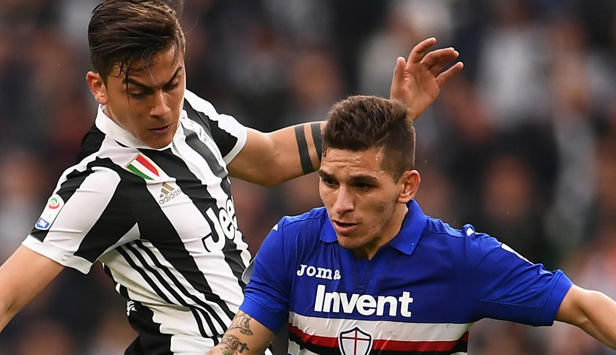 Striker Juventus, Paulo Dybala, berebut bola dengan gelandang Sampdoria, Lucas Torreira, pada laga Serie A di Stadion Allianz, Turin, Minggu (15/4/2018). Juventus menang 3-0 atas Sampdoria. (AFP/Marco Bertorello)
