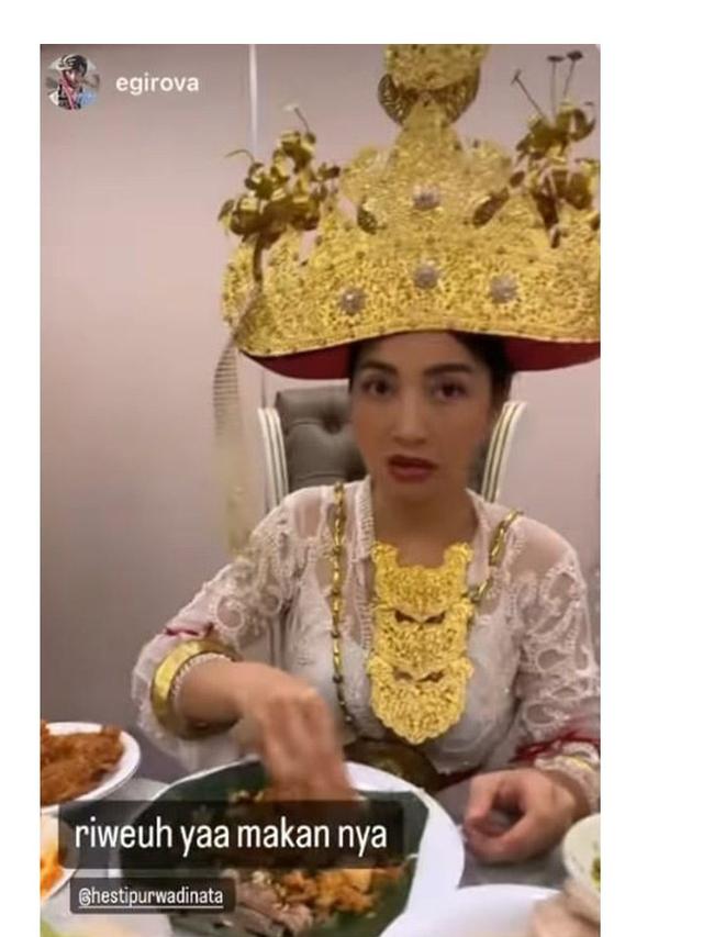 7 Potret Hesti Purwadinata dan Suami Bukber Pakai Baju Adat, Bak Pawai