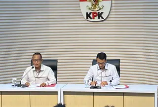 KPK) menahan empat tersangka dalam perkara dugaan tindak pidana korupsi terkait pengadaan barang atau jasa berupa placement iklan pada PT Bank Pembangunan Daerah Jawa Barat dan Banten (Bank BJB) Tahun Anggaran 2021-2023. (Liputan6.com/Rifqy Alief Abiyya)