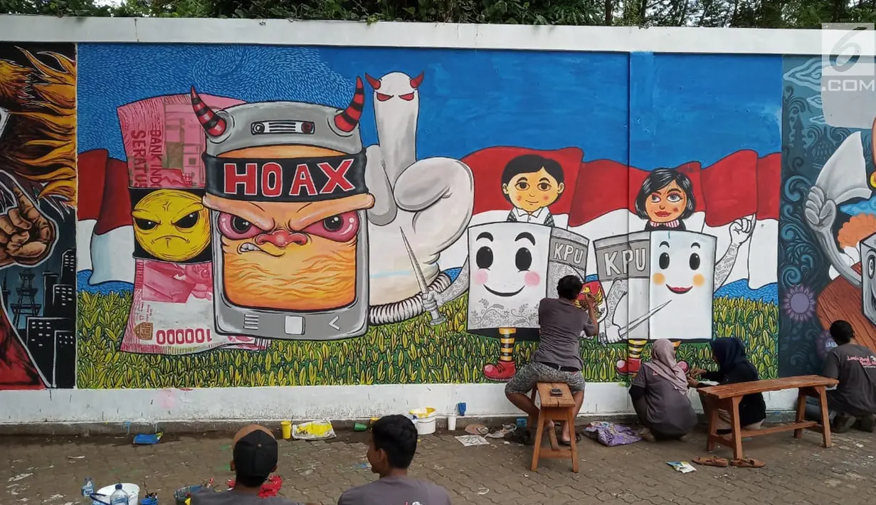 Suasana pembuatan lukisan mural pemilu di Kawasan TBRS Semarang, Minggu, (3/3). Acara yang diadakan oleh KPU Jateng ini adalah sosialisasi ajakan mencoblos pemilu saat april mendatang. (Liputan6.com/Gholib)