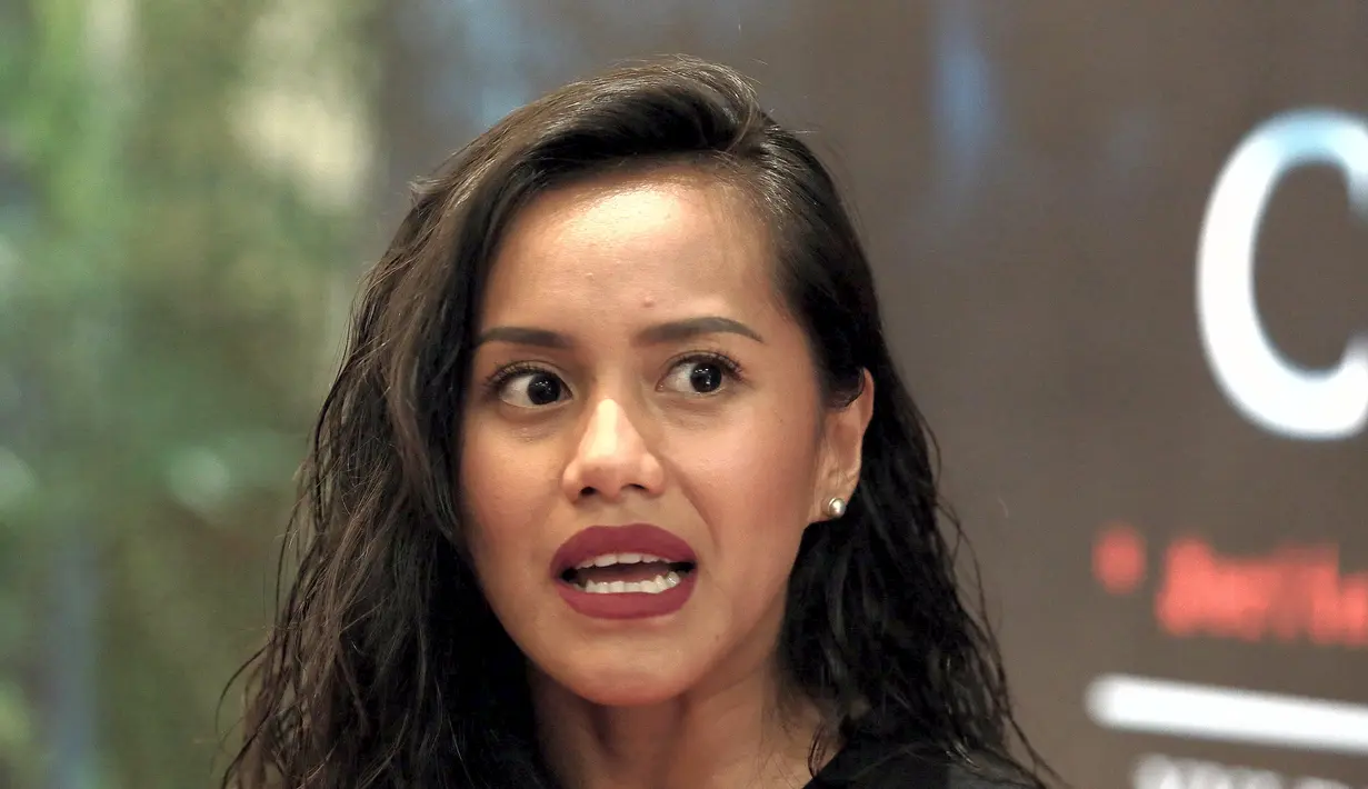 Sejak dulu, Lia Waode memang terkenal sebagai komedian dalam industri hiburan. Bahkan ia mengaku tumbuh dan besar di dunia entertain melalui komedi. (Galih W.Satria/Bintang.com)