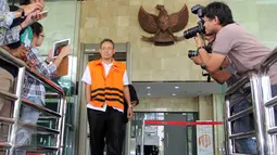 Tersangka kasus suap mantan Ketua MK Akil Mochtar terkait pilkada Lebak, Kasmin berjalan keluar Gedung KPK, Jakarta, Jumat (4/9). Berkas penyidikan Kasmin sudah rampung dan segera disidangkan dalam waktu dekat. (Liputan6.com/Helmi Afandi)