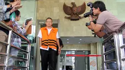Tersangka kasus suap mantan Ketua MK Akil Mochtar terkait pilkada Lebak, Kasmin berjalan keluar Gedung KPK, Jakarta, Jumat (4/9). Berkas penyidikan Kasmin sudah rampung dan segera disidangkan dalam waktu dekat. (Liputan6.com/Helmi Afandi)