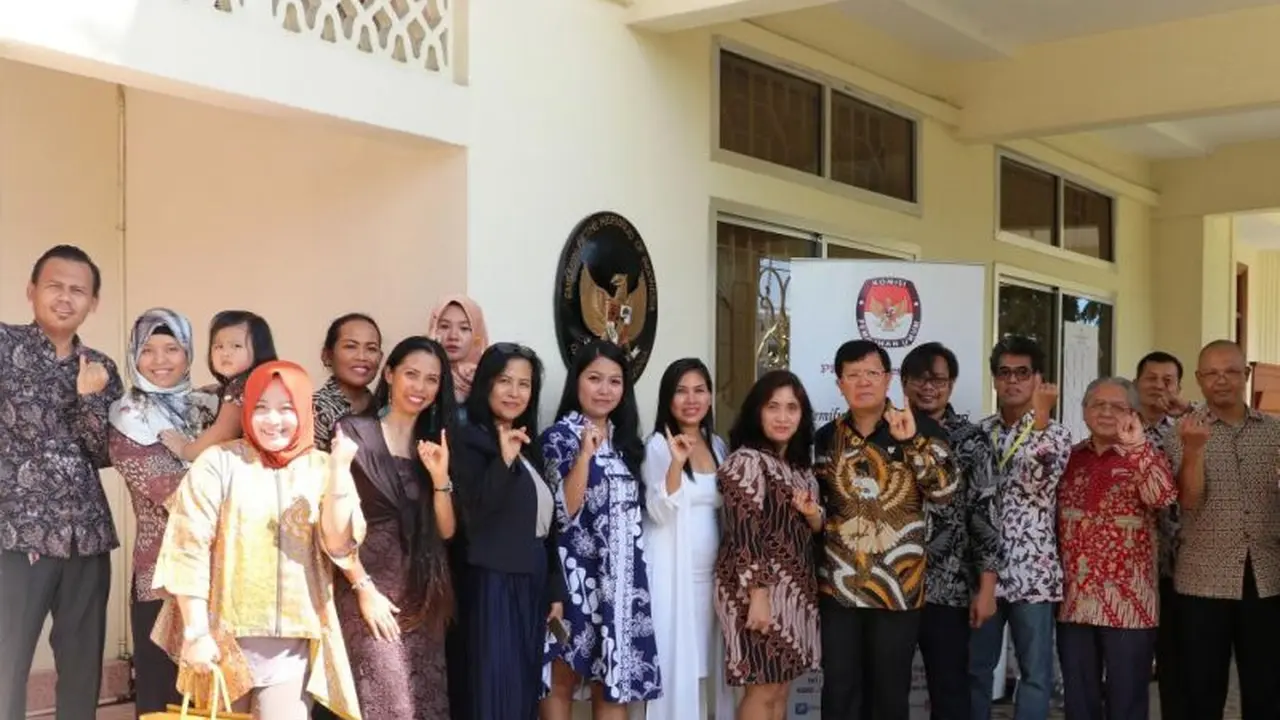 ebagian WNI di Tanzania menggunakan hak pilihnya secara langsung di TPS yang berlokasi di KBRI Dar es Salaam, Sabtu waktu setempat (13/4/2019). (KBRI Dar es Salaam)