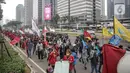 Massa yang tergabung dalam Gerakan Mahasiswa Jakarta berunjuk rasa di depan Kementerian Pendidikan dan Kebudayaan (Kemendikbud), Jakarta, Senin (22/6/2020). Mahasiswa mengkritik Kemendikbud karena tidak adanya kebijakan keringanan biaya kuliah di tengah pandemi COVID-19. (Liputan6.com/Faizal Fanani)