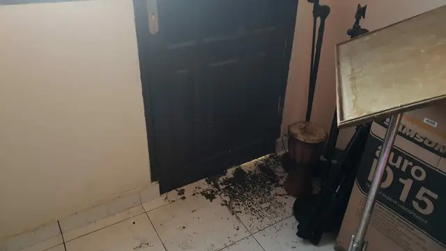 Pintu Gereja Toraja di Makassar terbakar akibat dilempari bom molotov (Liputan6.com/ Eka Hakim)