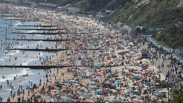 Warga Inggris Berbondong-bondong ke Pantai