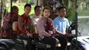 Menpora Imam Nahrawi menemani ganda putra peraih emas di All England, Kevin Sanjaya/Marcus Gideon menemui Presiden Jokowi di Istana Merdeka, Jakarta, Senin (2/4). (Liputan6.com/Angga Yuniar)