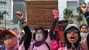 Pengujuk rasa dari Aliansi Perempuan Indonesia mengambil bagian dalam aksi protes di jalanan pada 16 Hari Internasional Penghapusan Kekerasan terhadap Perempuan, di Jakarta, 25 November 2024. (BAY ISMOYO/AFP)