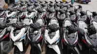 Puluhan motor tampak berjajar rapi di pelabuhan Sunda Kelapa, Jumat (9/10/2015.Penjualan sepeda motor di Tanah Air pada September 2015 tercatat mengalami penurunan hingga 10.770 unit, jika dibandingkan bulan sebelumnya. (Liputan6.com/Angga Yuniar)