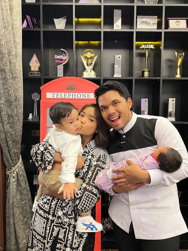 6 Momen Fuji dan Thariq Halilintar Gendong Gala dan Baby Ameena, Curi Perhatian