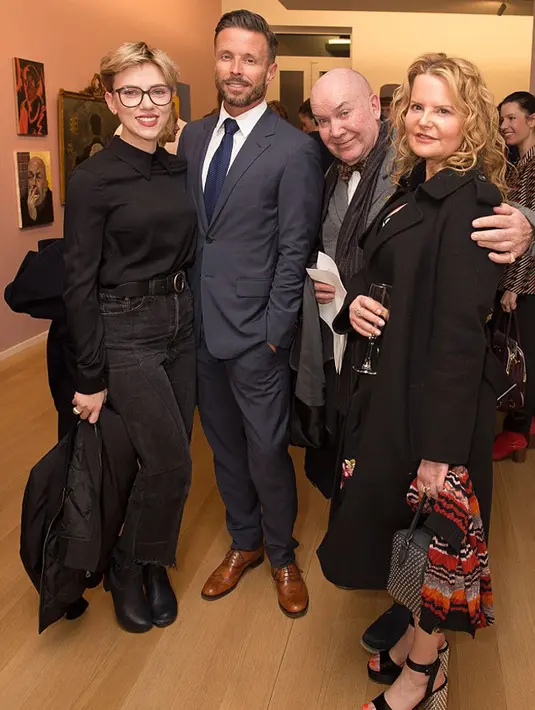 Menghadiri pameran yang diadakan di the Simon Lee Gallery sepertinya menjadi bukti bahwa keduanya tidak bercerai. Meskipun cincin pernikahan tetap tidak terlihat dikenakan Scarlett. (doc.dailymail.com)