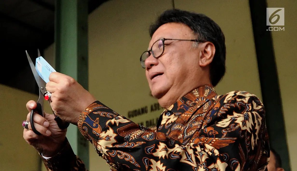 Mendagri Tjahjo Kumolo mengunting E-KTP di gudang penyimpanan barang inventarisasi Kemendagri di Jalan Raya Parung, Kab Bogor (30/5). Tjahjo melihat kondisi gudang pasca-insiden tercecernya E-KTP di jalan raya Selabenda Bogor. (Merdeka.com/Arie Basuki)