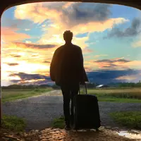 Seorang pria sedang menjejakan kakinya di tempat bersejarah (Foto: Unsplash.com/ Mantas Hesthaven)