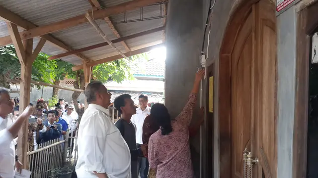 BUMN Bersinergi memberikan penyambungan listrik gratis rumah masyarakat tidak mampu. (Pebriaanto Eko Wicaksono/Liputan