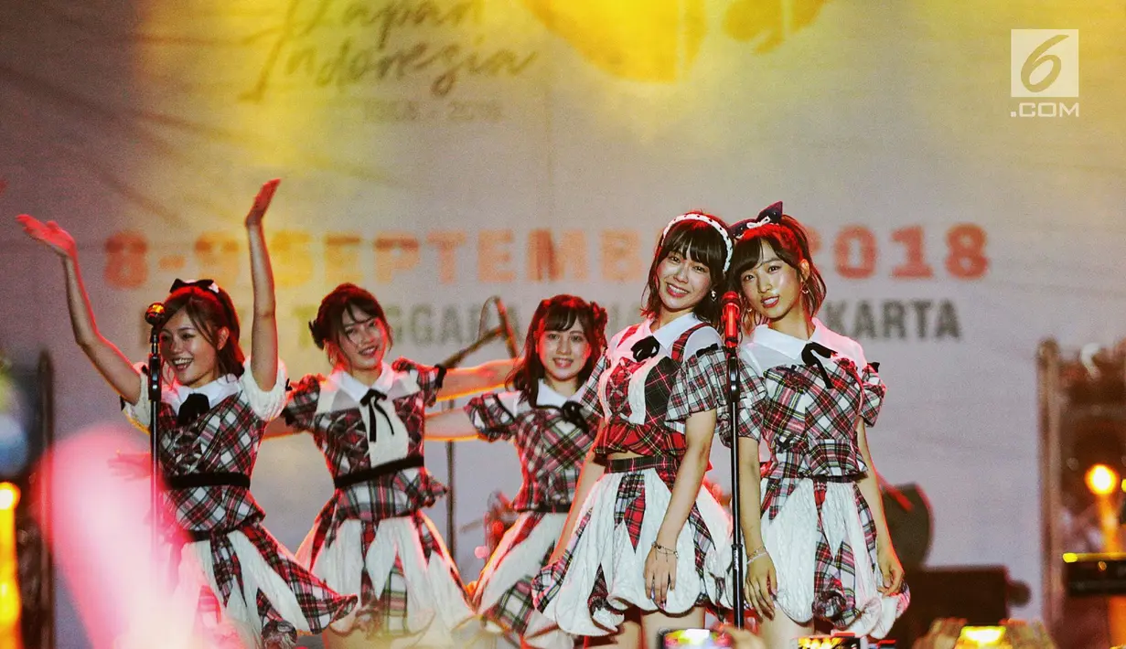 Vokal Grup asal Jepang AKB48 tampil pada acara Peringatan 60 Tahun Hubungan Diplomatik Indonesia-Jepang di kawasan Gelora Bung Karno, Jakarta, Sabtu (8/9). Dalam musik festival itu AKB48 menyanyikan sepuluh lagu. (Liputan6.com/Faizal Fanani)