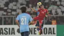 Pemain Persija Jakarta, Riko Simanjuntak berduel dengan pemain JDT pada laga Piala AFC 2018 di Stadion Utama Gelora Bung Karno, Jakarta, Selasa (10/4/2018). Persija Jakarta menang 4-0.  (Bola.com/Nick Hanoatubun)