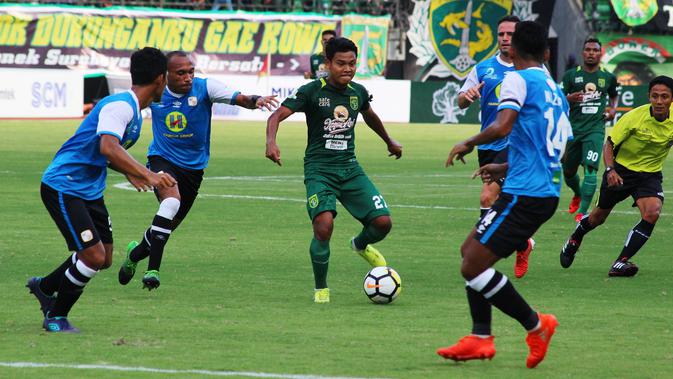 Gelandang Persebaya Surabaya Fandi Eko Utomo dikepung pemain Barito Putera pada laga Liga 1 di Stadion Gelora Bung Tomo, Minggu (8/4/2018). (Dimas Angga P)