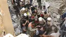 Tim penyelamat membawa korban selamat yang dikeluarkan dari puing-puing setelah ledakan besar di Beirut, Lebanon, Rabu (5/8/2020). Ledakan yang mengakibatkan puluhan orang tewas dan ribuan lainnya terluka tersebut meratakan pelabuhan dan merusak bangunan di seluruh Beirut. (AP Photo/Hassan Ammar)