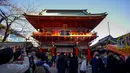 <p>Orang-orang mengunjungi Kuil Kanda Myojin untuk berdoa Tahun Baru di Tokyo pada 4 Januari 2023. Pekerja dari sekitar 2.500 perusahaan membuat reservasi untuk mengunjungi kuil pada 4 dan 5 Januari saja, kata seorang pejabat kuil. (AFP/Kazuhiro Nogi)</p>
