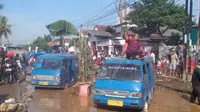 Jalan Raya Jadi Kubangan, Sopir Angkot di Kabupaten Bogor Demo