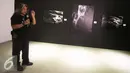Kurator Galeri Foto Jurnalistik Antara Oscar Motuloh menjelaskan karya fotonya kepada pengunjung yang dipajang pada ajang pameran foto Abad Fotografi di Galeri Nasional, Jakarta, Selasa (15/11). (Liputan6.com/Gempur M. Surya)