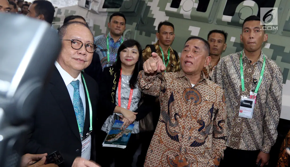 Menhan Ryamizard Ryacudu mengunjungi stand Indo Defence 2018 Expo and Forum,  Jakarta, Rabu (9/11). Kemenhan dan PT Napindo untuk kedelapan kalinya menyelenggarakan pameran Internasional bidang teknologi industri pertahanan. (Liputan6.com/Johan Tallo)
