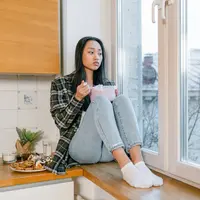 ilustrasi perempuan galau sedih/Photo by Alena Darmel/Pexels