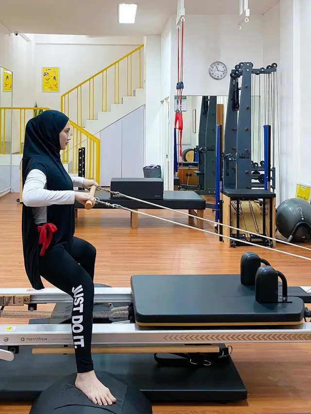 7 Gaya Hijab Sporty Melody Laksani Eks JKT48, Tetap Stylish dan Jadi Inspirasi
