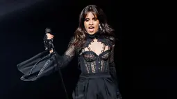 Aksi panggung Camila Cabello saat tampil membuka 'Never Be the Same Tour' di Orpheum di Vancouver, Kanada (9/4). Penyanyi 21 tahun ini tampil dengan gaun lingerie hitam super seksi. (AFP/Getty Images/Andrew Chin)