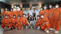 Para karyawan bioskop CGV Cinemas pakai seragam napi ala film Miracle In Cell No. 7. (Foto: Dok. Instagram @cgv.id)