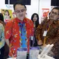 Wakil Menteri Perdagangan Jerry Sambuaga (tengah), melakukan transaksi layanan Quick Response (QR) Antarnegara di booth PT Artajasa Pembayaran Elektronis (Artajasa) saat kunjungan pada Festival Ekonomi Keuangan Digital Indonesia (FEKDI), di Jakarta (08/05/2023). (Liputan6.com)