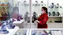 Pramuniaga merapikan perhiasan di sela-sela pembukaan New Jewellery Center di Gajah Mada Plaza, Jakarta, Senin (18/04/2022). New Jewellery Center yang menempati lantai 1 dan mengahdirkan 16 tenant dipersiapkan dengan konsep mewah dan elegan yang didominasi warna gold. (Liputan6.com/Fery Pradolo)