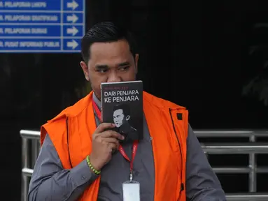 Anggota DPRD Kota Malang Syamsul Fajrih tiba Gedung KPK, Jakarta, Kamis (22/11). Syamsul terlihat menutupi wajahnya dengan buku tulisan Tan Malaka berjudul 'Dari Penjara ke Penjara'. (Merdeka.com/Dwi Narwoko)