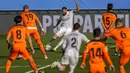 Striker Real Madrid, Karim Benzema, melepaskan tendangan saat melawan Valencia pada laga Liga Spanyol di Stadion Alfredo Di Stefano, Minggu (14/2/2021). Real Madrid menang dengan skor 2-0. (AP/Manu Fernandez)