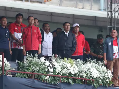 Presiden RI, Joko Widodo (tengah) bersama sejumlah menteri menyaksikan langsung laga pembuka turnamen Piala Presiden 2018 di Stadion GBLA, Bandung, Selasa (16/1). Laga dimenangkan Persib 1-0 atas Sriwijaya FC. (Liputan6.com/Helmi Fithriansyah)