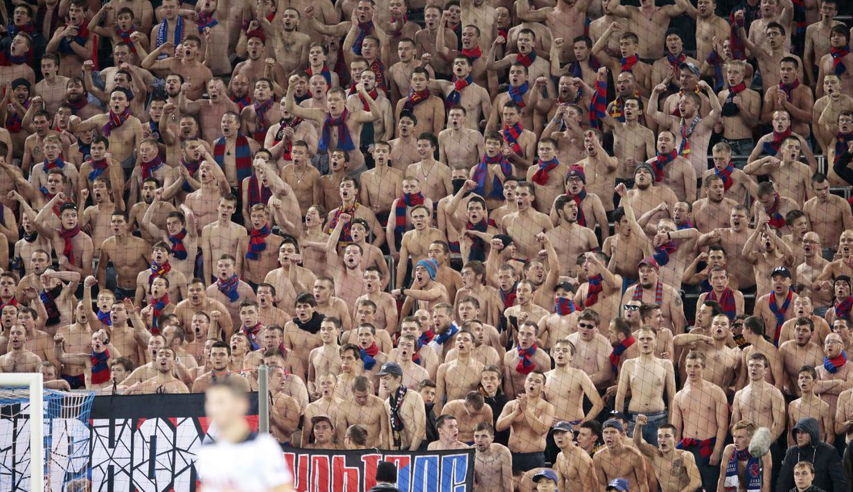 Aksi fans CSKA Moscow  saat mendukung timnya  melawan Tottenham pada lanjutan Liga Champions grup E di CSKA Stadium, Rabu (28/9/2016) dini hari WIB. (AP/Ivan Sekretarev)