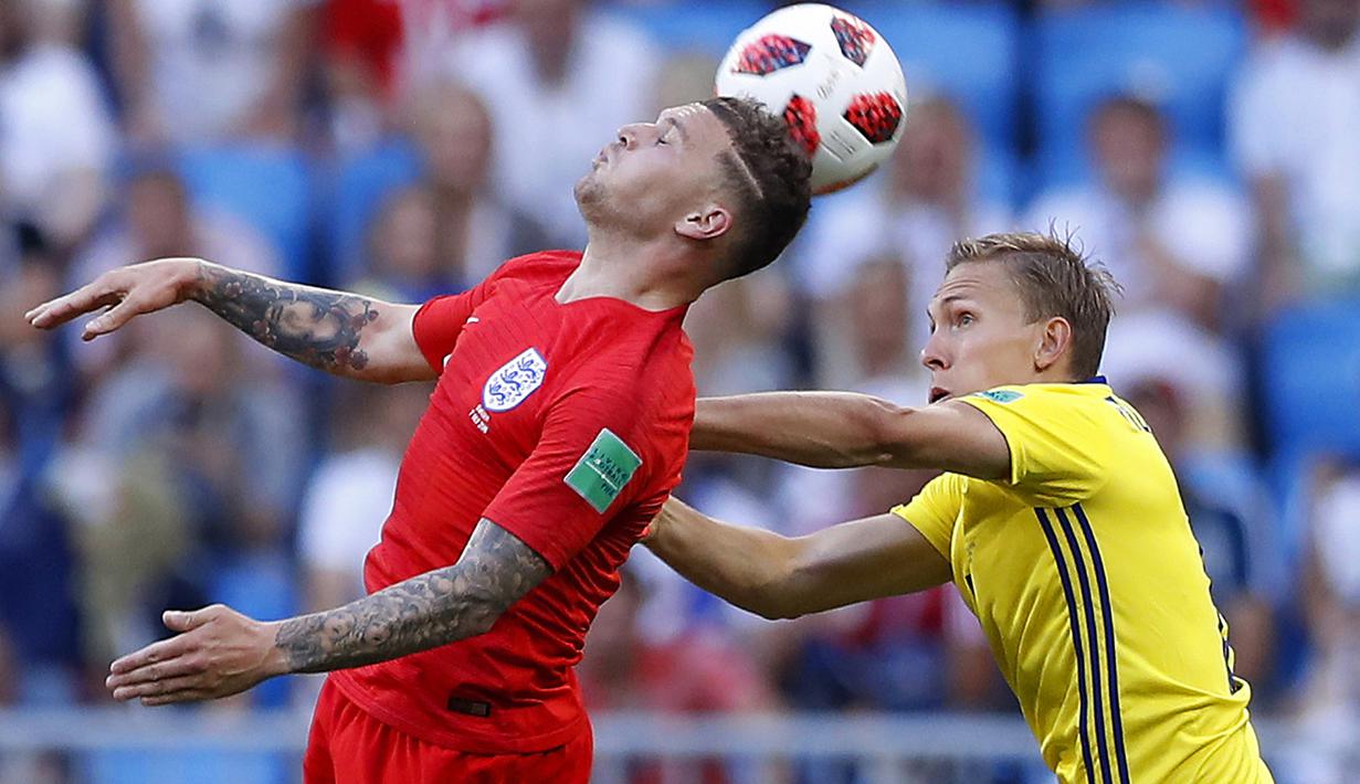 Bek Inggris, Kieran Tripper, duel udara dengan bek Swedia, Ludwig Augustinsson, pada laga perempat final Piala Dunia di Samara Arena, Samara, Sabtu (7/7/2018). Inggris menang 2-0 atas Swedia. (AP/Alastair Grant)