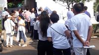 TPS 11 di Komplek Taman Patra, Kuningan, Jakarta Selatan sudah ramai dari pukul 07.00 WIB. TPS ini merupakan lokasi tepat Menteri BUMN Rini Soemarno mencoblos.