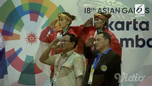 Prabowo Subianto hadir di Padepokan Pencak Silat TMII untuk mengalungkan emas kepada atlet pencak silat yang memenangkan nomor seni ganda putri di Asian Games 2018.
