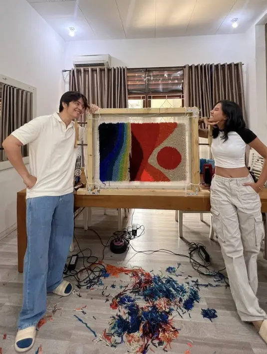 Tak hanya itu, Angga merayakan ulang tahun dengan membuat karya dengan sang kekasih yang mengenakan crop top tshirt dipadukan celana cargonya.  Credit: (@angga)