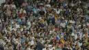 Pelatih Real Madrid, Zinedine Zidane memberikan dukungan kepada timnya saat melawan Espanyol  pada lanjutan La Liga Santander di Santiago Bernabeu stadium, Madrid, (01/10/2017). Real Madrid menang 2-0. (AP/Paul White) 