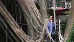 Pekerja memintal benang tali di Pabrik Pemintal Benang Tradisional di Kebayoran Lama, Jakarta, Jumat (11/2/2022). Bank Indonesia (BI) melaporkan penyaluran kredit ke sektor UMKM tumbuh 12,3 persen secara tahunan (year on year) menjadi Rp1.147,3 triliun di sepanjang 2021. (Liputan6.com/Angga Yuniar)