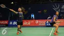 Ganda campuran Indonesia, Riky Widianto dan Richi Puspita Dili mengembalikan bola ke arah Lee Chun Hei/Chau Hoi Wah (Hongkong) di BCA Indonesia Open, Jakarta, Selasa (31/5). Riky/Richi unggul 21-13, 14-21, 21-18. (Liputan6.com/Helmi Fithriansyah)